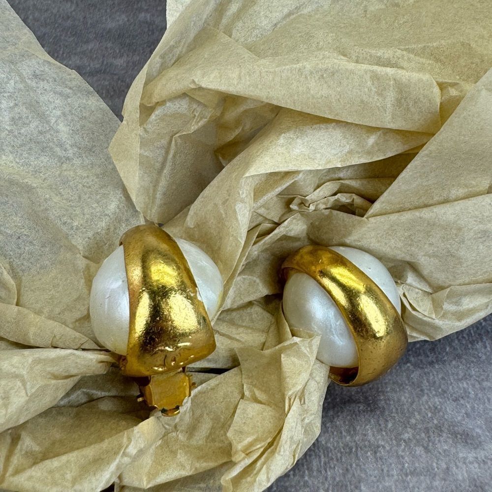 Chanel Vintage 93a Large Faux Pearl Gold Clip On Earrings - Picture 5 of 16